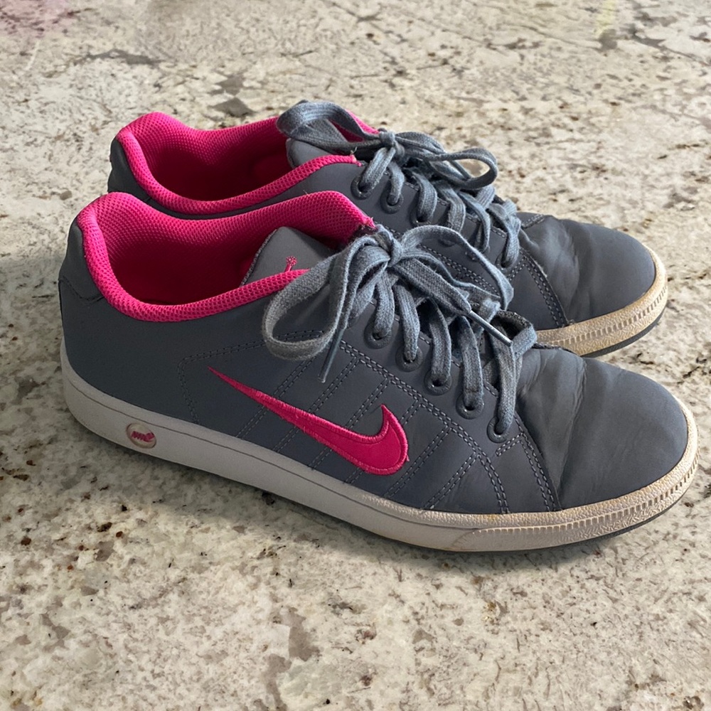 Women’s Nike tennis shoes